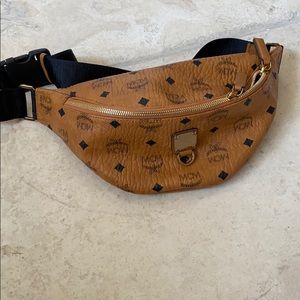 MCM fannypack AUTHENTIC 🖤